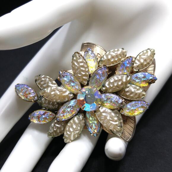 Vintage 1950s Molded Lava Glass Aurora Borealis Rhinestone Floral Brooch - Picture 2 of 10